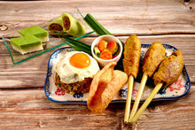 將圖片載入圖庫檢視器 Menu 40 #峇厘島沙爹雞串 #印尼炒飯配青瓜沙律 #斑斕糯米糕 #斑斕椰撻椰絲卷