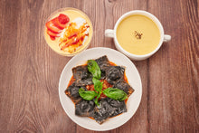 將圖片載入圖庫檢視器 Menu 23 #粟米濃湯 #自制蟹意式墨汁雲吞 #焦糖蛋白球